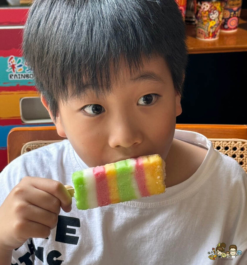 解開彩虹密碼的網紅打卡熱點 彩虹文創 台中草悟道店，獨家彩虹村商品、童趣歡樂打卡點、可休憩喝咖啡吃冰、台中伴手禮 - 跟著尼力吃喝玩樂＆親子生活