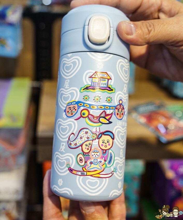 解開彩虹密碼的網紅打卡熱點 彩虹文創 台中草悟道店，獨家彩虹村商品、童趣歡樂打卡點、可休憩喝咖啡吃冰、台中伴手禮 - 跟著尼力吃喝玩樂＆親子生活