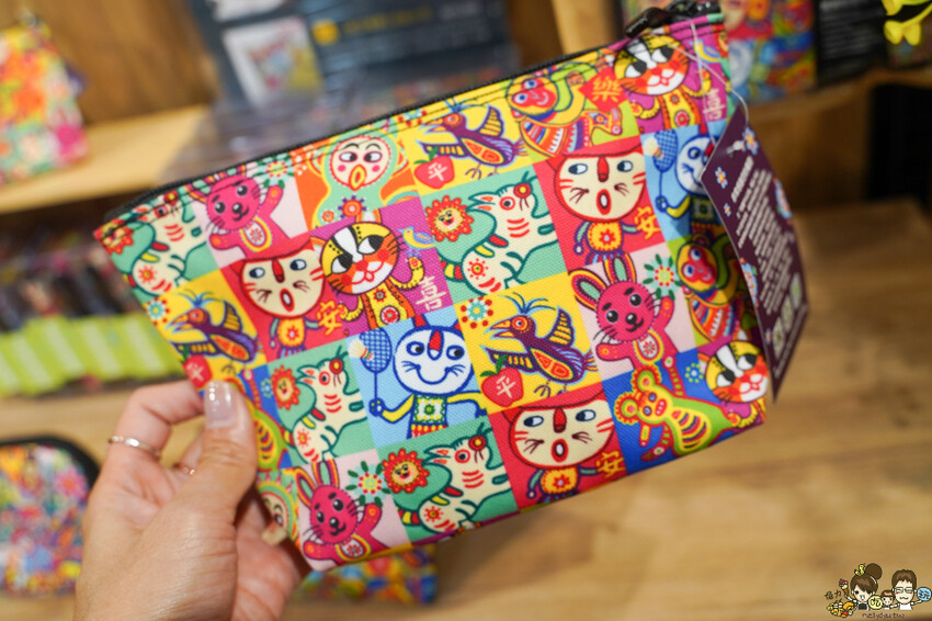 解開彩虹密碼的網紅打卡熱點 彩虹文創 台中草悟道店，獨家彩虹村商品、童趣歡樂打卡點、可休憩喝咖啡吃冰、台中伴手禮 - 跟著尼力吃喝玩樂＆親子生活