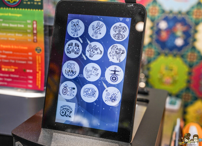 解開彩虹密碼的網紅打卡熱點 彩虹文創 台中草悟道店，獨家彩虹村商品、童趣歡樂打卡點、可休憩喝咖啡吃冰、台中伴手禮 - 跟著尼力吃喝玩樂＆親子生活