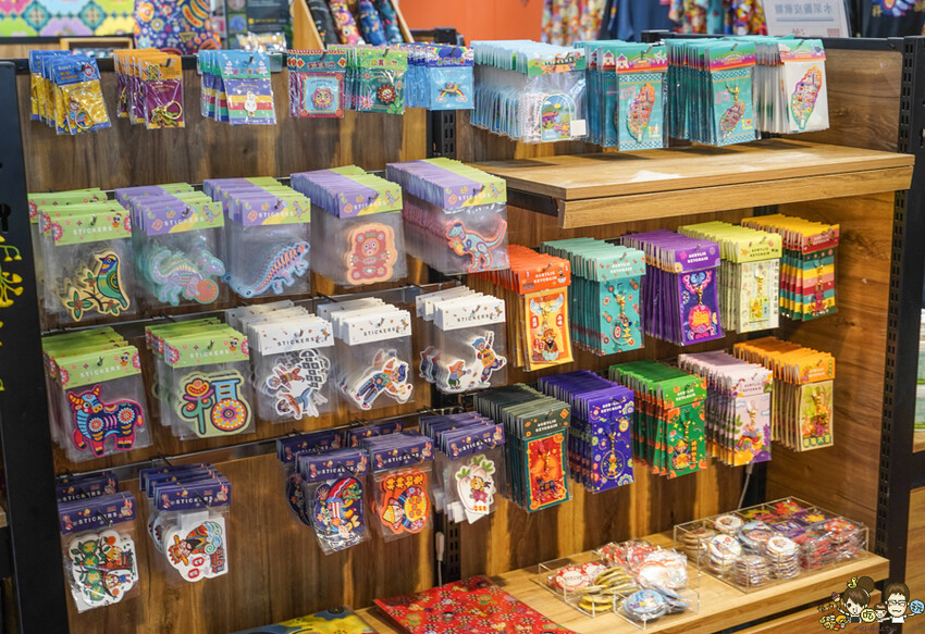 解開彩虹密碼的網紅打卡熱點 彩虹文創 台中草悟道店，獨家彩虹村商品、童趣歡樂打卡點、可休憩喝咖啡吃冰、台中伴手禮 - 跟著尼力吃喝玩樂＆親子生活