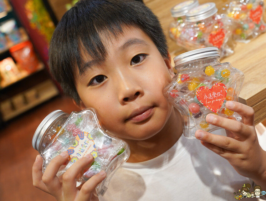 解開彩虹密碼的網紅打卡熱點 彩虹文創 台中草悟道店，獨家彩虹村商品、童趣歡樂打卡點、可休憩喝咖啡吃冰、台中伴手禮 - 跟著尼力吃喝玩樂＆親子生活