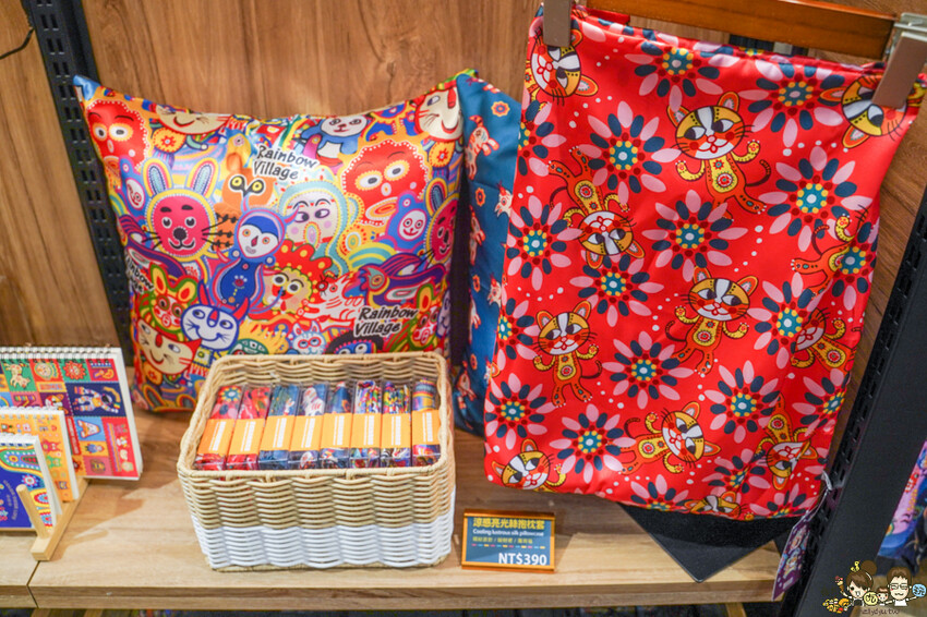 解開彩虹密碼的網紅打卡熱點 彩虹文創 台中草悟道店，獨家彩虹村商品、童趣歡樂打卡點、可休憩喝咖啡吃冰、台中伴手禮 - 跟著尼力吃喝玩樂＆親子生活