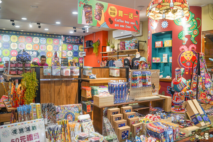 解開彩虹密碼的網紅打卡熱點 彩虹文創 台中草悟道店，獨家彩虹村商品、童趣歡樂打卡點、可休憩喝咖啡吃冰、台中伴手禮 - 跟著尼力吃喝玩樂＆親子生活