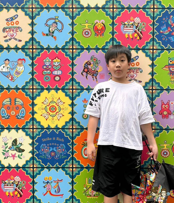 解開彩虹密碼的網紅打卡熱點 彩虹文創 台中草悟道店，獨家彩虹村商品、童趣歡樂打卡點、可休憩喝咖啡吃冰、台中伴手禮 - 跟著尼力吃喝玩樂＆親子生活