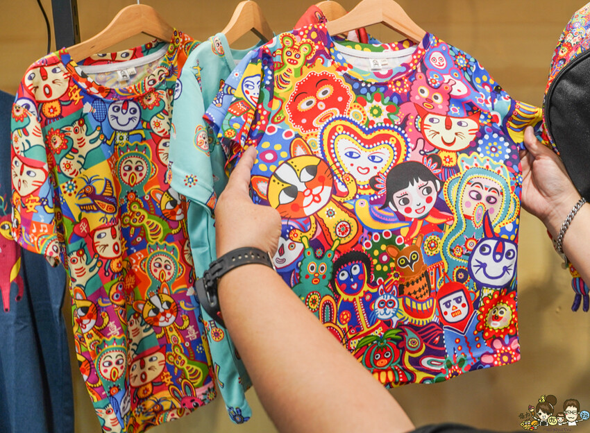 解開彩虹密碼的網紅打卡熱點 彩虹文創 台中草悟道店，獨家彩虹村商品、童趣歡樂打卡點、可休憩喝咖啡吃冰、台中伴手禮 - 跟著尼力吃喝玩樂＆親子生活