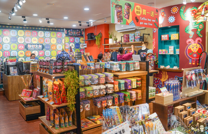 解開彩虹密碼的網紅打卡熱點 彩虹文創 台中草悟道店，獨家彩虹村商品、童趣歡樂打卡點、可休憩喝咖啡吃冰、台中伴手禮 - 跟著尼力吃喝玩樂＆親子生活