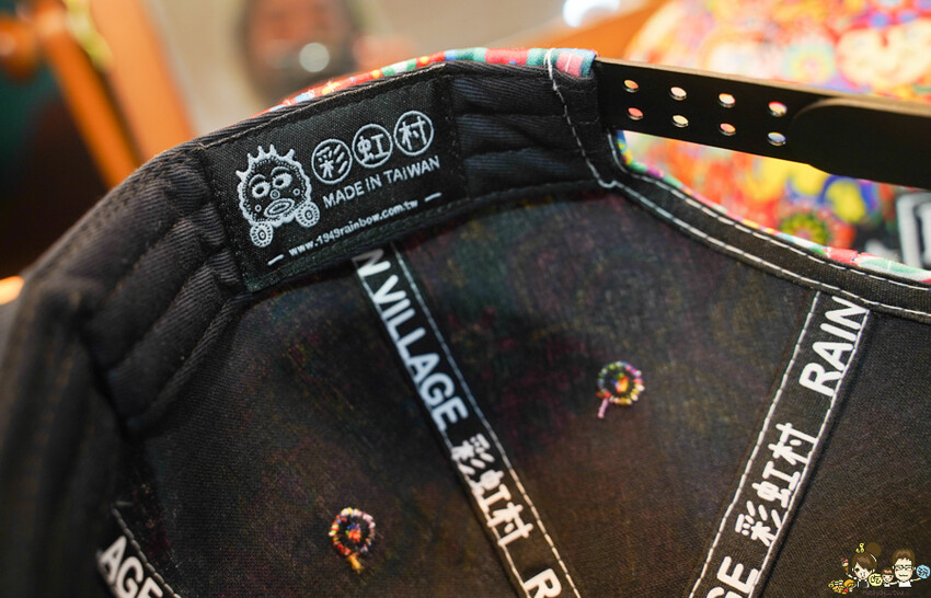 解開彩虹密碼的網紅打卡熱點 彩虹文創 台中草悟道店，獨家彩虹村商品、童趣歡樂打卡點、可休憩喝咖啡吃冰、台中伴手禮 - 跟著尼力吃喝玩樂＆親子生活