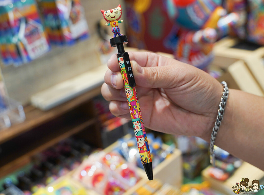 解開彩虹密碼的網紅打卡熱點 彩虹文創 台中草悟道店，獨家彩虹村商品、童趣歡樂打卡點、可休憩喝咖啡吃冰、台中伴手禮 - 跟著尼力吃喝玩樂＆親子生活