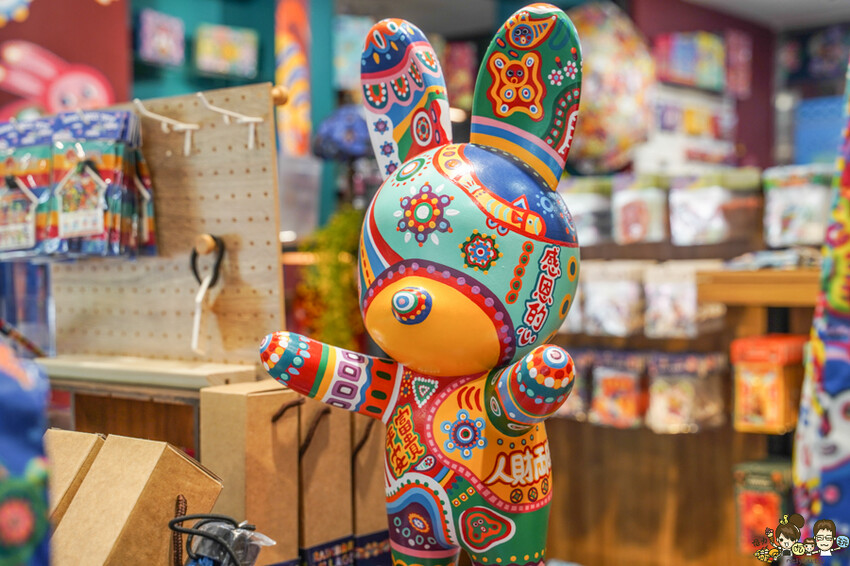 解開彩虹密碼的網紅打卡熱點 彩虹文創 台中草悟道店，獨家彩虹村商品、童趣歡樂打卡點、可休憩喝咖啡吃冰、台中伴手禮 - 跟著尼力吃喝玩樂＆親子生活