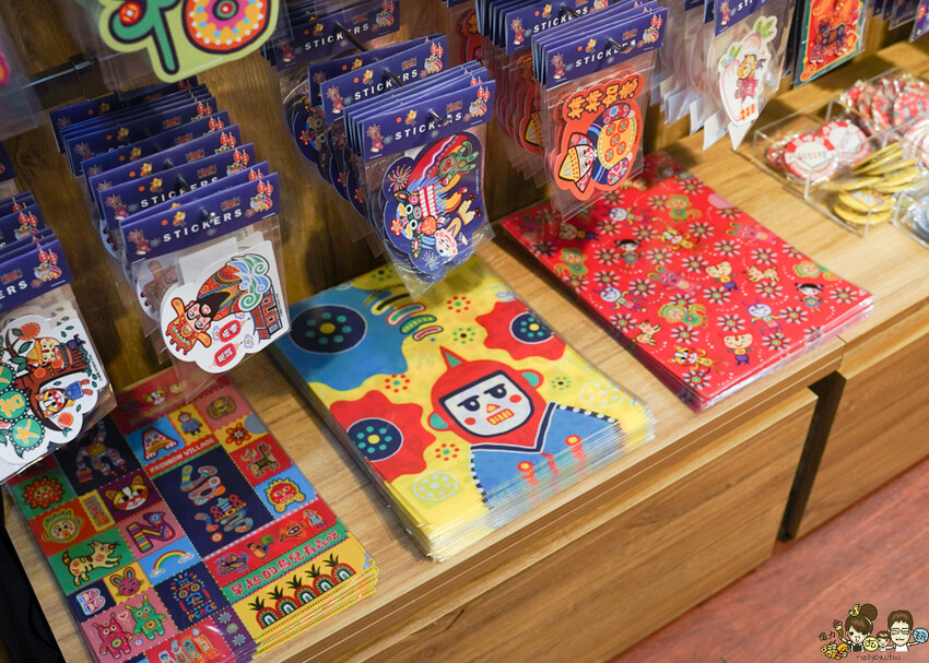解開彩虹密碼的網紅打卡熱點 彩虹文創 台中草悟道店，獨家彩虹村商品、童趣歡樂打卡點、可休憩喝咖啡吃冰、台中伴手禮 - 跟著尼力吃喝玩樂＆親子生活