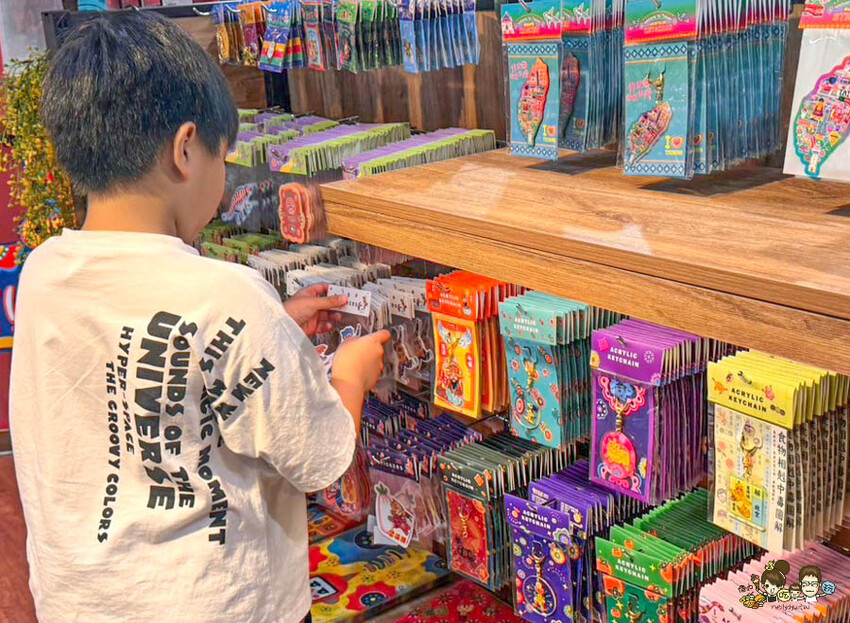 解開彩虹密碼的網紅打卡熱點 彩虹文創 台中草悟道店，獨家彩虹村商品、童趣歡樂打卡點、可休憩喝咖啡吃冰、台中伴手禮 - 跟著尼力吃喝玩樂＆親子生活