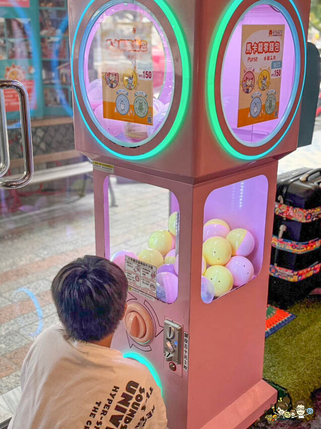 解開彩虹密碼的網紅打卡熱點 彩虹文創 台中草悟道店，獨家彩虹村商品、童趣歡樂打卡點、可休憩喝咖啡吃冰、台中伴手禮 - 跟著尼力吃喝玩樂＆親子生活