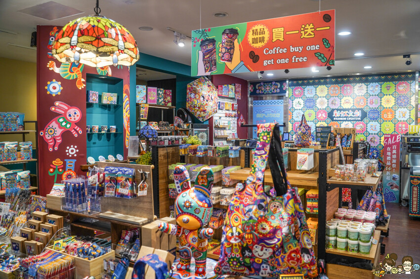 解開彩虹密碼的網紅打卡熱點 彩虹文創 台中草悟道店，獨家彩虹村商品、童趣歡樂打卡點、可休憩喝咖啡吃冰、台中伴手禮 - 跟著尼力吃喝玩樂＆親子生活
