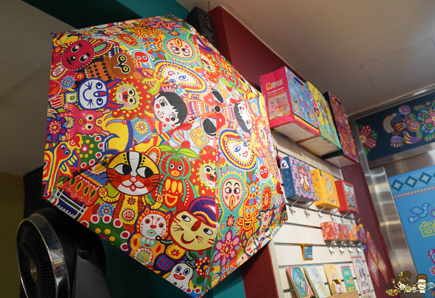 解開彩虹密碼的網紅打卡熱點 彩虹文創 台中草悟道店，獨家彩虹村商品、童趣歡樂打卡點、可休憩喝咖啡吃冰、台中伴手禮 - 跟著尼力吃喝玩樂＆親子生活