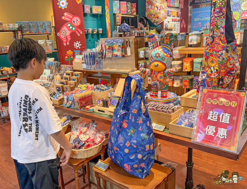 解開彩虹密碼的網紅打卡熱點 彩虹文創 台中草悟道店，獨家彩虹村商品、童趣歡樂打卡點、可休憩喝咖啡吃冰、台中伴手禮 - 跟著尼力吃喝玩樂＆親子生活