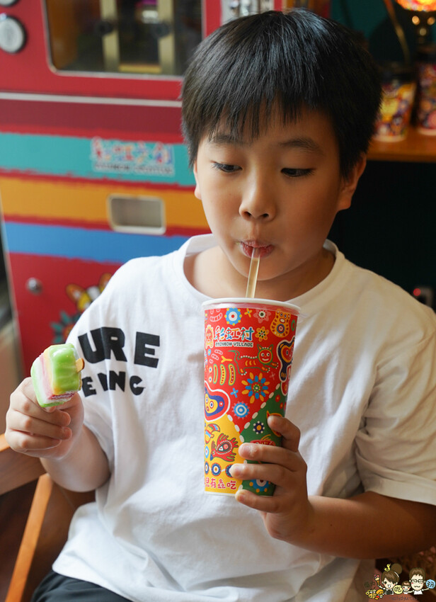 解開彩虹密碼的網紅打卡熱點 彩虹文創 台中草悟道店，獨家彩虹村商品、童趣歡樂打卡點、可休憩喝咖啡吃冰、台中伴手禮 - 跟著尼力吃喝玩樂＆親子生活