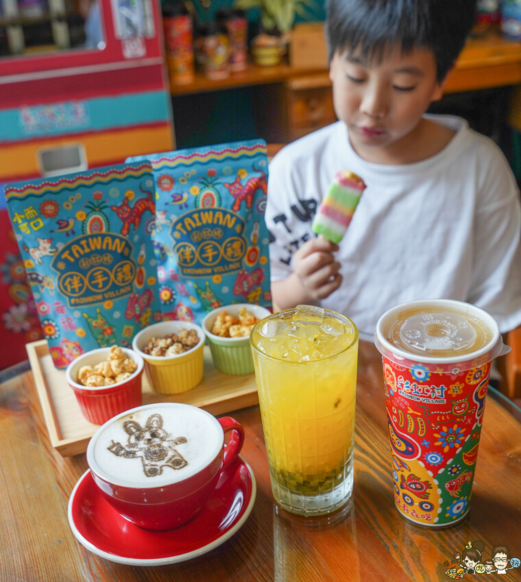 解開彩虹密碼的網紅打卡熱點 彩虹文創 台中草悟道店，獨家彩虹村商品、童趣歡樂打卡點、可休憩喝咖啡吃冰、台中伴手禮 - 跟著尼力吃喝玩樂＆親子生活