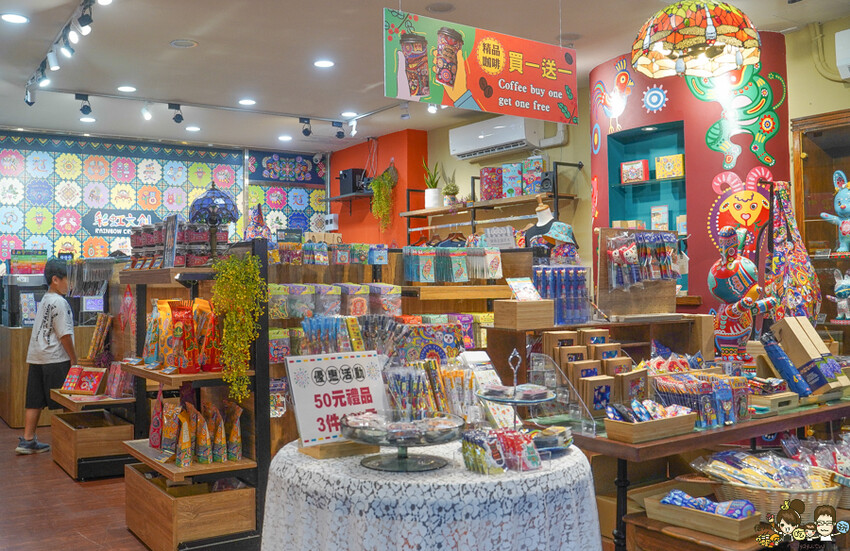 解開彩虹密碼的網紅打卡熱點 彩虹文創 台中草悟道店，獨家彩虹村商品、童趣歡樂打卡點、可休憩喝咖啡吃冰、台中伴手禮 - 跟著尼力吃喝玩樂＆親子生活
