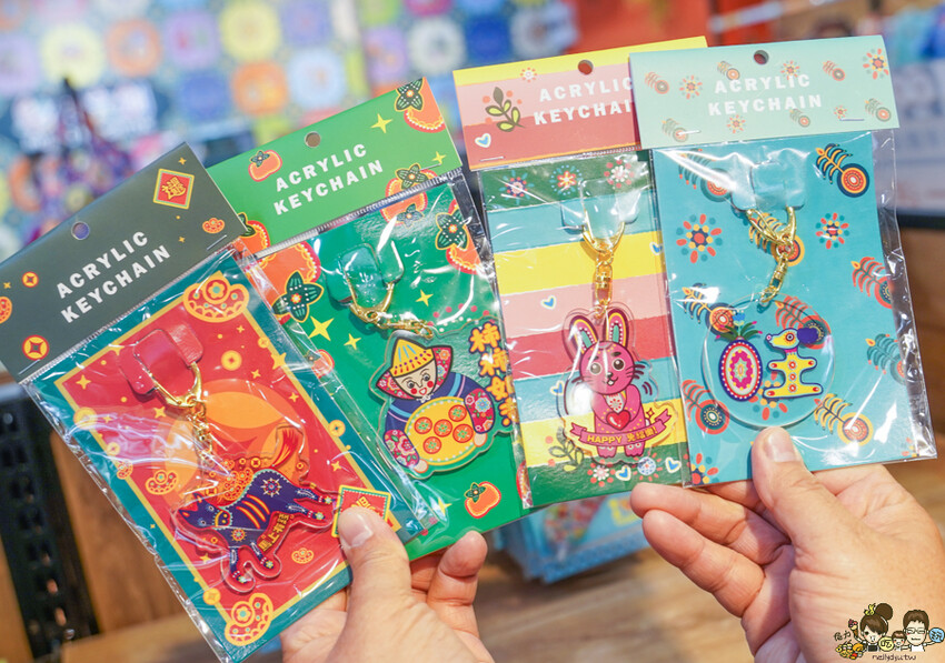 解開彩虹密碼的網紅打卡熱點 彩虹文創 台中草悟道店，獨家彩虹村商品、童趣歡樂打卡點、可休憩喝咖啡吃冰、台中伴手禮 - 跟著尼力吃喝玩樂＆親子生活