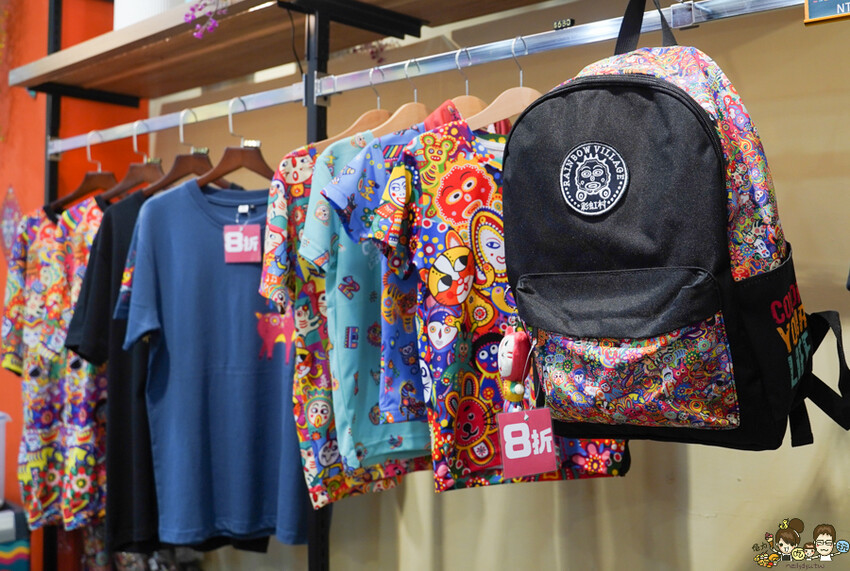 解開彩虹密碼的網紅打卡熱點 彩虹文創 台中草悟道店，獨家彩虹村商品、童趣歡樂打卡點、可休憩喝咖啡吃冰、台中伴手禮 - 跟著尼力吃喝玩樂＆親子生活