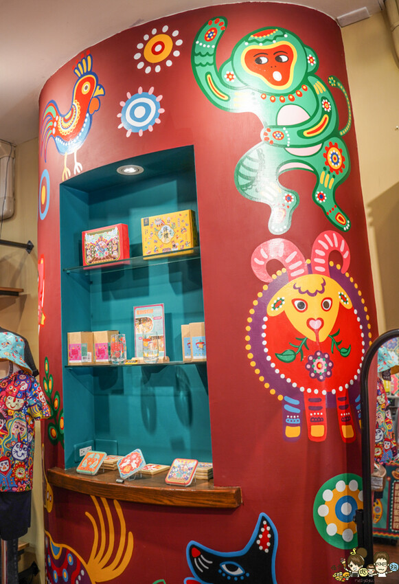 解開彩虹密碼的網紅打卡熱點 彩虹文創 台中草悟道店，獨家彩虹村商品、童趣歡樂打卡點、可休憩喝咖啡吃冰、台中伴手禮 - 跟著尼力吃喝玩樂＆親子生活