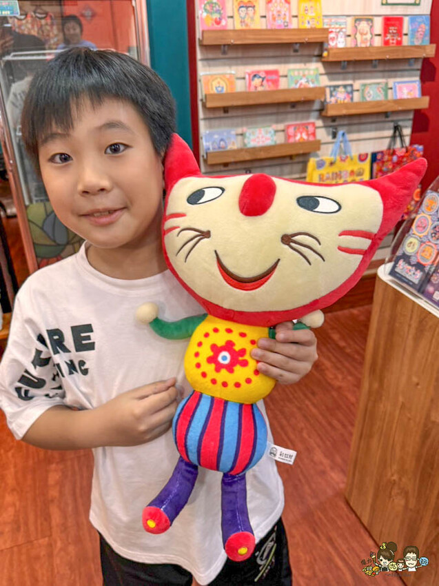 解開彩虹密碼的網紅打卡熱點 彩虹文創 台中草悟道店，獨家彩虹村商品、童趣歡樂打卡點、可休憩喝咖啡吃冰、台中伴手禮 - 跟著尼力吃喝玩樂＆親子生活