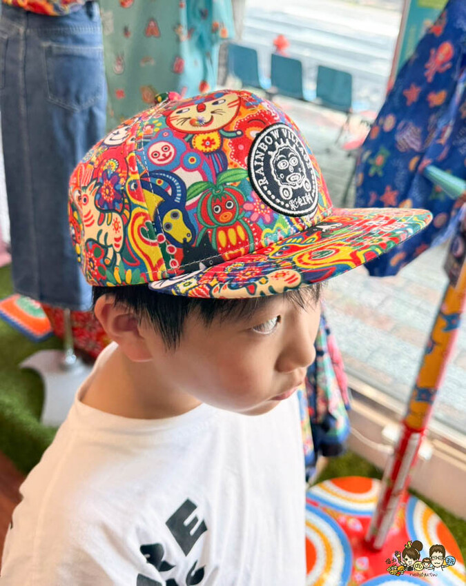 解開彩虹密碼的網紅打卡熱點 彩虹文創 台中草悟道店，獨家彩虹村商品、童趣歡樂打卡點、可休憩喝咖啡吃冰、台中伴手禮 - 跟著尼力吃喝玩樂＆親子生活