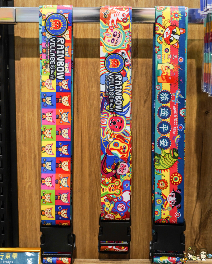 解開彩虹密碼的網紅打卡熱點 彩虹文創 台中草悟道店，獨家彩虹村商品、童趣歡樂打卡點、可休憩喝咖啡吃冰、台中伴手禮 - 跟著尼力吃喝玩樂＆親子生活