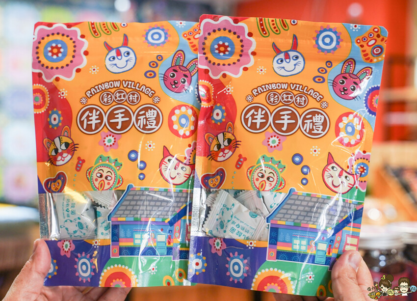 解開彩虹密碼的網紅打卡熱點 彩虹文創 台中草悟道店，獨家彩虹村商品、童趣歡樂打卡點、可休憩喝咖啡吃冰、台中伴手禮 - 跟著尼力吃喝玩樂＆親子生活