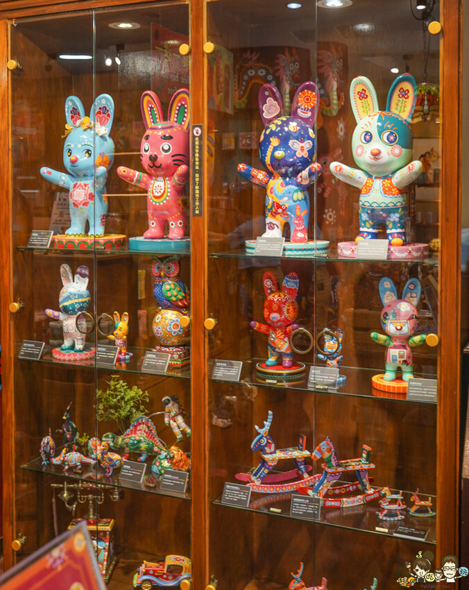 解開彩虹密碼的網紅打卡熱點 彩虹文創 台中草悟道店，獨家彩虹村商品、童趣歡樂打卡點、可休憩喝咖啡吃冰、台中伴手禮 - 跟著尼力吃喝玩樂＆親子生活