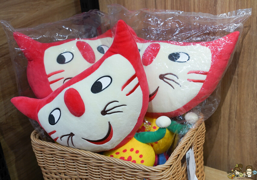 解開彩虹密碼的網紅打卡熱點 彩虹文創 台中草悟道店，獨家彩虹村商品、童趣歡樂打卡點、可休憩喝咖啡吃冰、台中伴手禮 - 跟著尼力吃喝玩樂＆親子生活