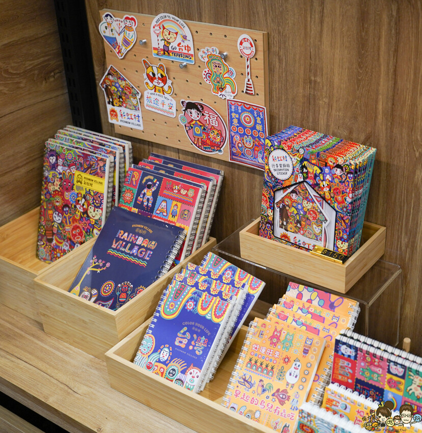 解開彩虹密碼的網紅打卡熱點 彩虹文創 台中草悟道店，獨家彩虹村商品、童趣歡樂打卡點、可休憩喝咖啡吃冰、台中伴手禮 - 跟著尼力吃喝玩樂＆親子生活