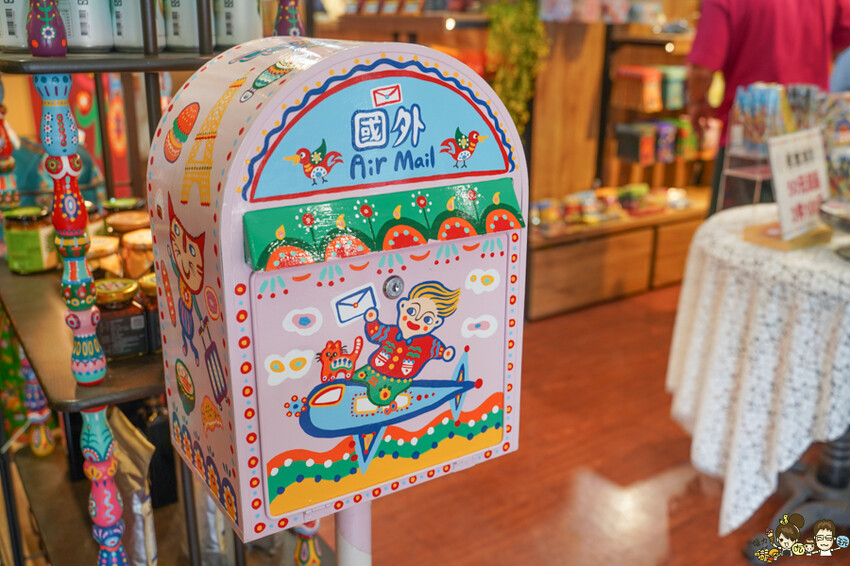 解開彩虹密碼的網紅打卡熱點 彩虹文創 台中草悟道店，獨家彩虹村商品、童趣歡樂打卡點、可休憩喝咖啡吃冰、台中伴手禮 - 跟著尼力吃喝玩樂＆親子生活