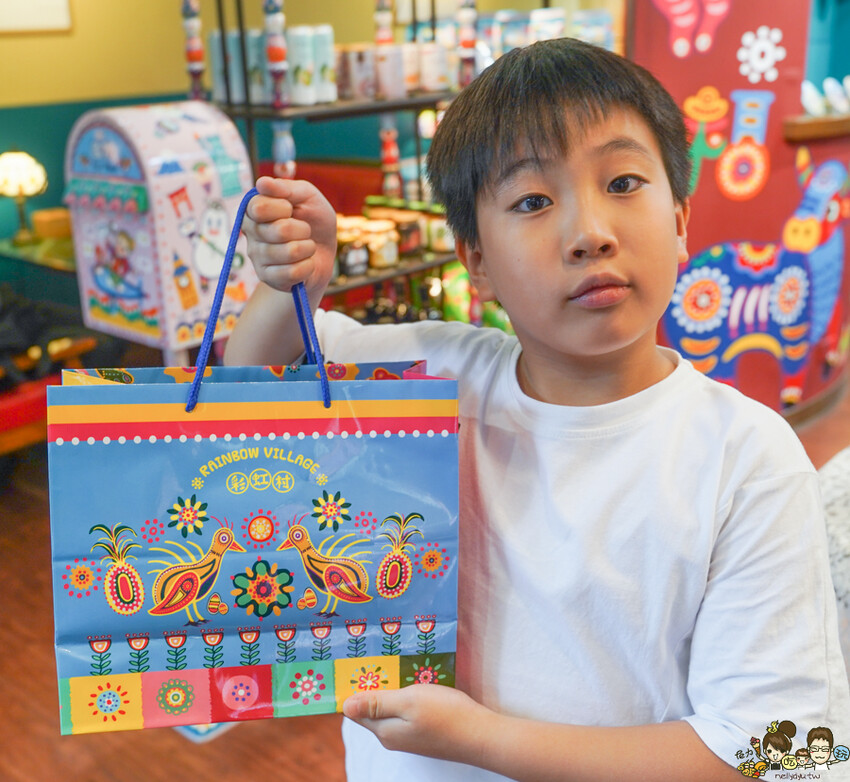 解開彩虹密碼的網紅打卡熱點 彩虹文創 台中草悟道店，獨家彩虹村商品、童趣歡樂打卡點、可休憩喝咖啡吃冰、台中伴手禮 - 跟著尼力吃喝玩樂＆親子生活