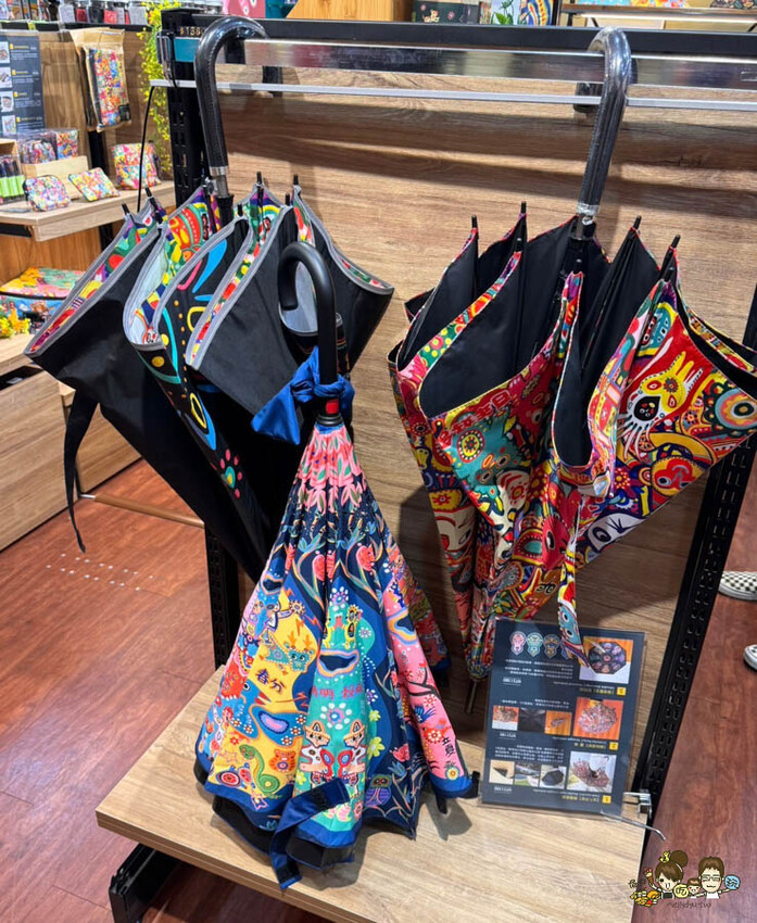 解開彩虹密碼的網紅打卡熱點 彩虹文創 台中草悟道店，獨家彩虹村商品、童趣歡樂打卡點、可休憩喝咖啡吃冰、台中伴手禮 - 跟著尼力吃喝玩樂＆親子生活