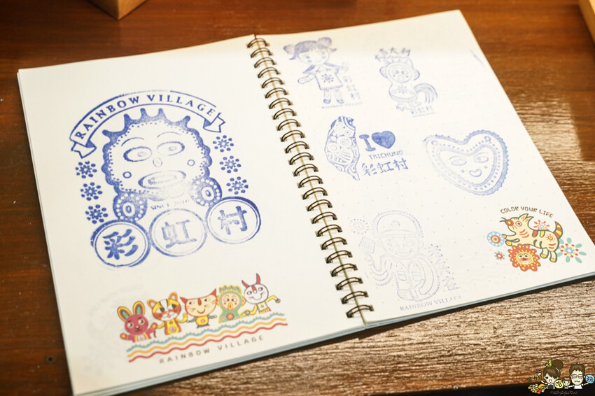 解開彩虹密碼的網紅打卡熱點 彩虹文創 台中草悟道店，獨家彩虹村商品、童趣歡樂打卡點、可休憩喝咖啡吃冰、台中伴手禮 - 跟著尼力吃喝玩樂＆親子生活
