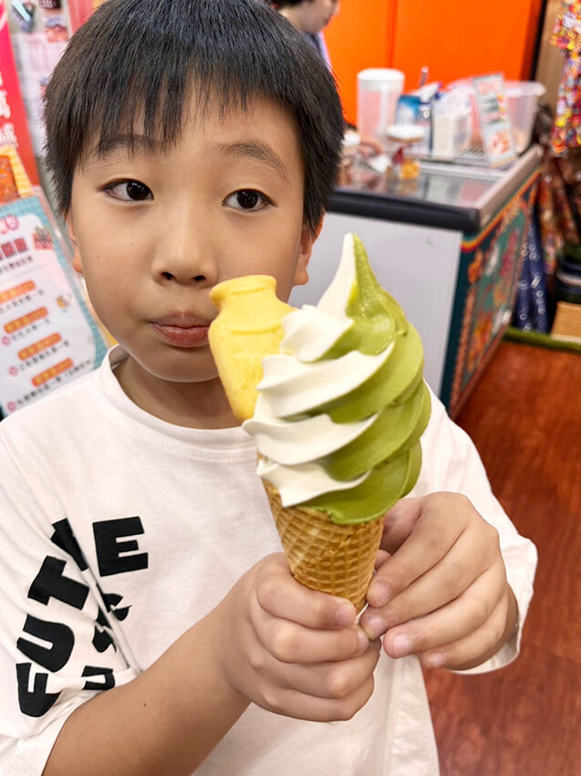 解開彩虹密碼的網紅打卡熱點 彩虹文創 台中草悟道店，獨家彩虹村商品、童趣歡樂打卡點、可休憩喝咖啡吃冰、台中伴手禮 - 跟著尼力吃喝玩樂＆親子生活