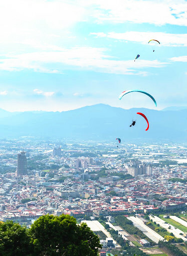 南投縣埔里鎮南投埔里景點｜虎頭山觀景平台,免費看埔里百萬夜景的飛行場地