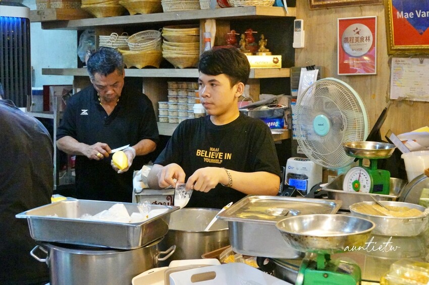 泰國【曼谷】Thong Lor 站｜Mae Varee 芒果糯米飯，香甜芒果熱熱椰漿，曼谷最愛芒果糯米飯沒有之一！
