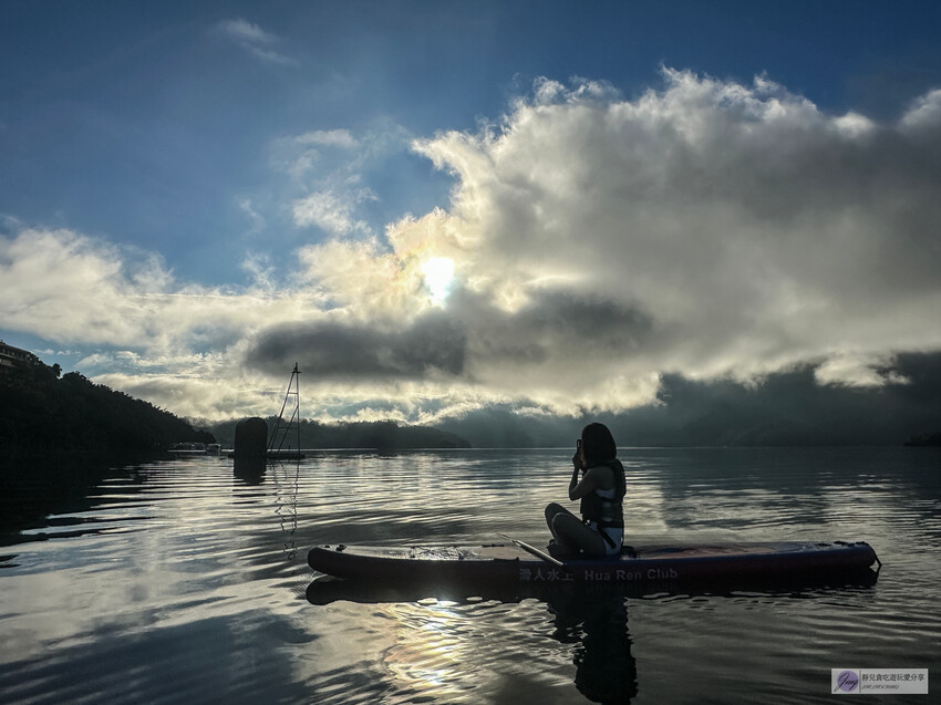 早起真的太值得了！在湖上划SUP迎接日出，還能拿到專屬的空拍攝影短影片，完全是新手也能輕鬆上手的完美體驗。