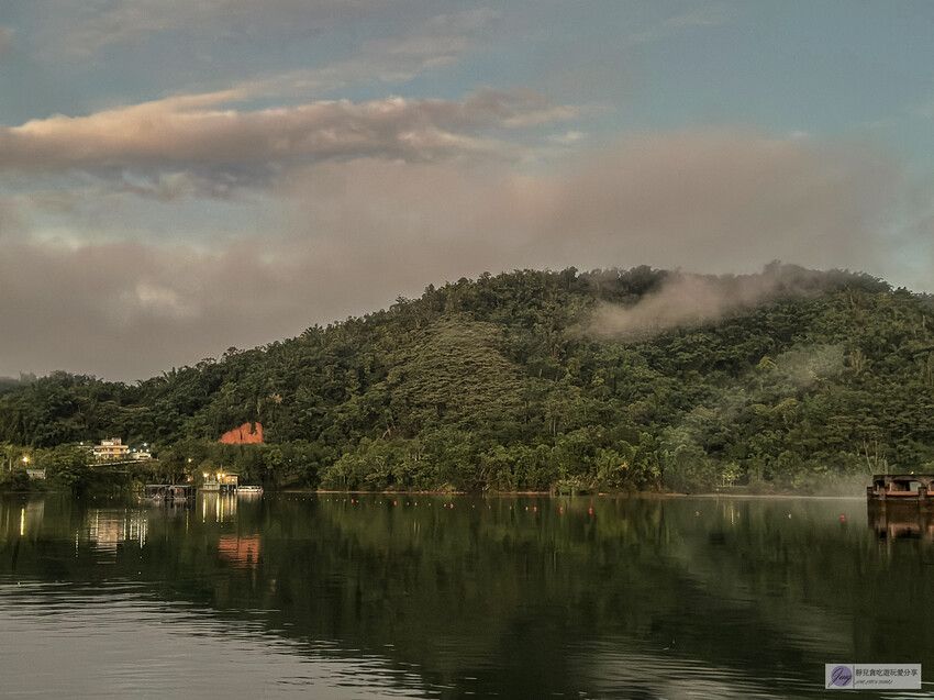 早起真的太值得了！在湖上划SUP迎接日出，還能拿到專屬的空拍攝影短影片，完全是新手也能輕鬆上手的完美體驗。