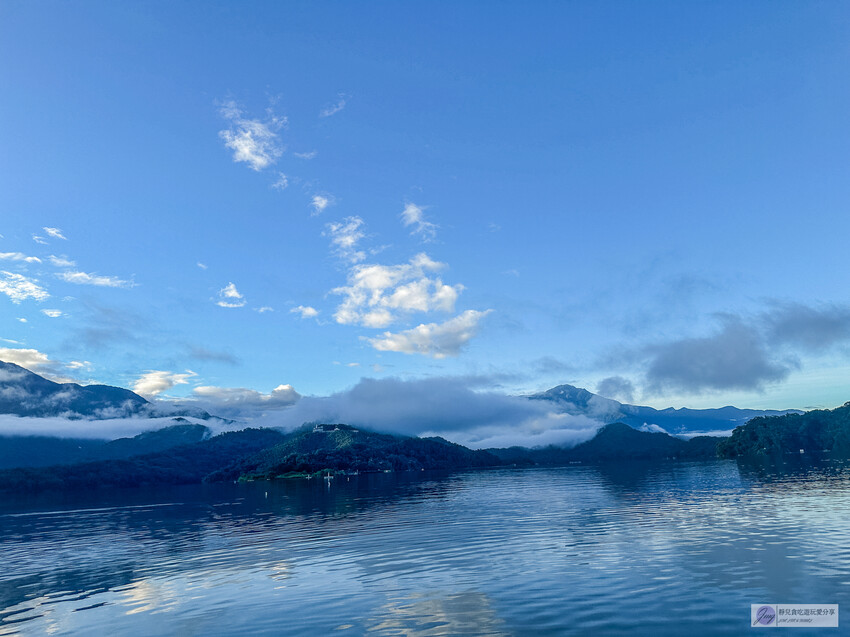早起真的太值得了！在湖上划SUP迎接日出，還能拿到專屬的空拍攝影短影片，完全是新手也能輕鬆上手的完美體驗。