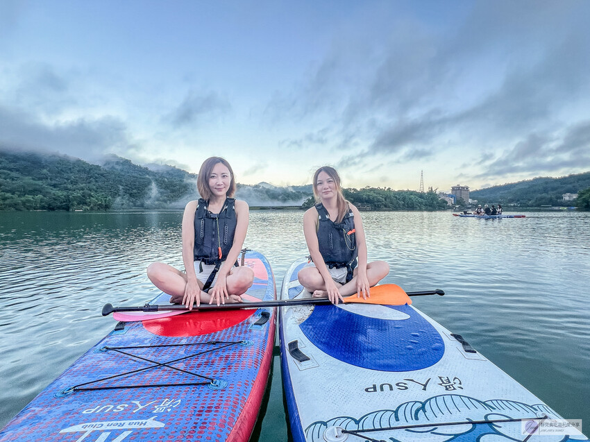 早起真的太值得了！在湖上划SUP迎接日出，還能拿到專屬的空拍攝影短影片，完全是新手也能輕鬆上手的完美體驗。
