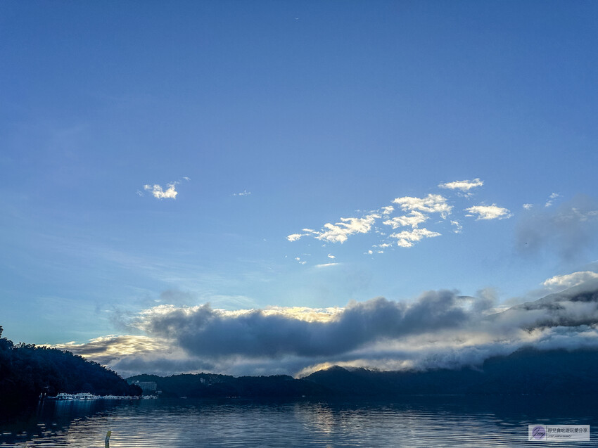 早起真的太值得了！在湖上划SUP迎接日出，還能拿到專屬的空拍攝影短影片，完全是新手也能輕鬆上手的完美體驗。