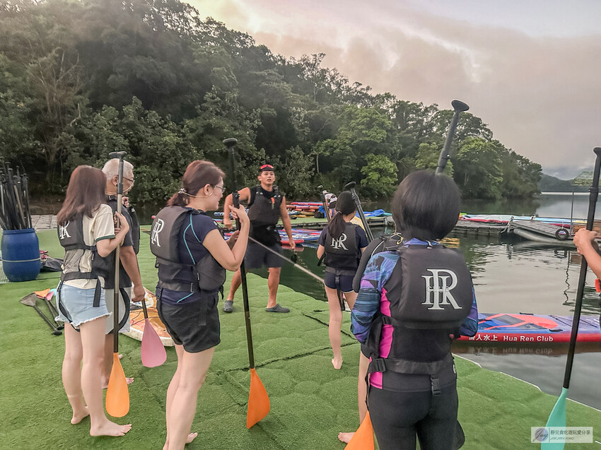 早起真的太值得了！在湖上划SUP迎接日出，還能拿到專屬的空拍攝影短影片，完全是新手也能輕鬆上手的完美體驗。