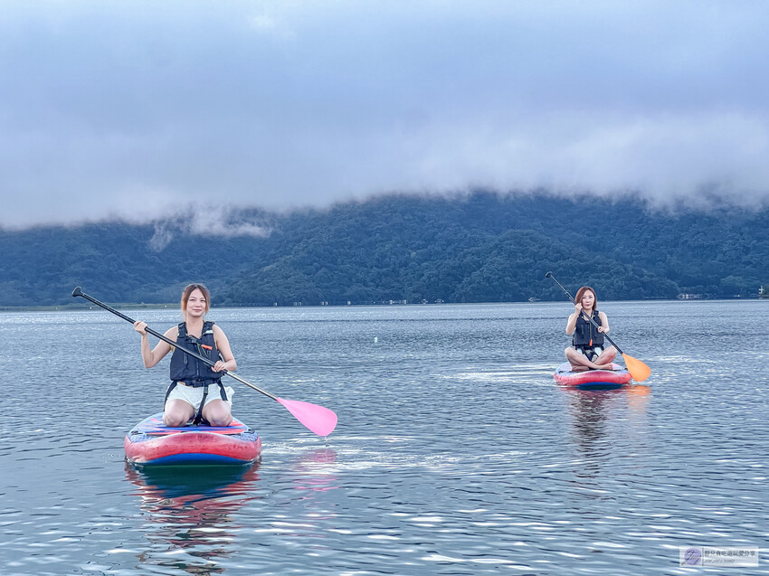 早起真的太值得了！在湖上划SUP迎接日出，還能拿到專屬的空拍攝影短影片，完全是新手也能輕鬆上手的完美體驗。