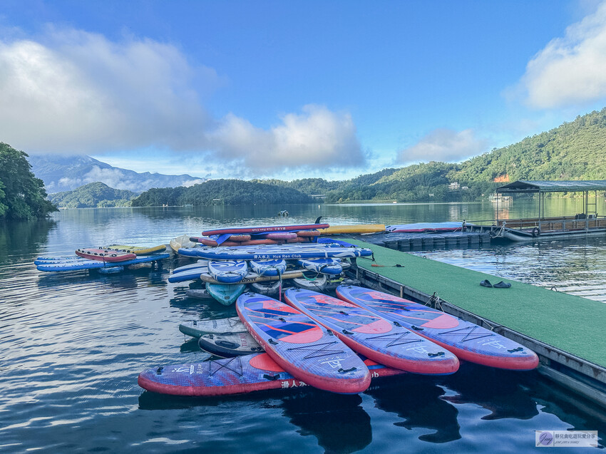 早起真的太值得了！在湖上划SUP迎接日出，還能拿到專屬的空拍攝影短影片，完全是新手也能輕鬆上手的完美體驗。