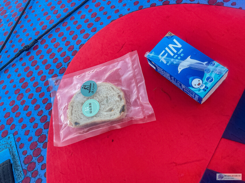 早起真的太值得了！在湖上划SUP迎接日出，還能拿到專屬的空拍攝影短影片，完全是新手也能輕鬆上手的完美體驗。