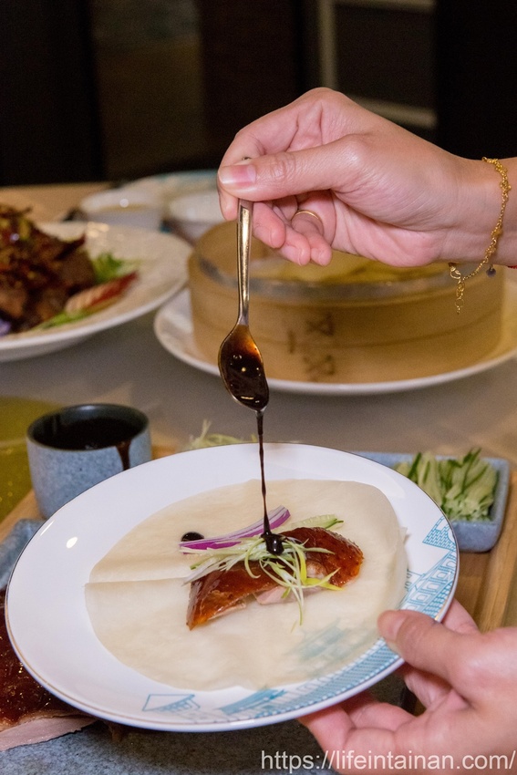 台南市南區台南一鴨六吃脆皮烤鴨在這裡,全新推出雙人、四人份福圓鴨套餐,招牌城旅軒中餐廳,搭配鴨肉的上海菜飯、紅袍孜然香酥等20種鴨料理~城旅軒中餐廳